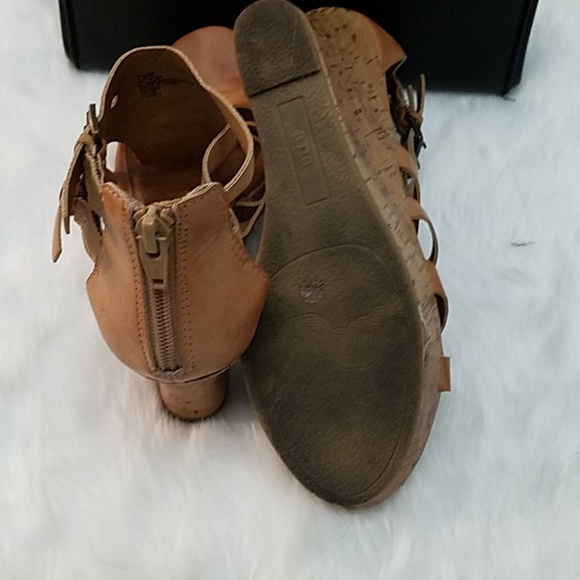 Brown wedge - Picture 2 of 3